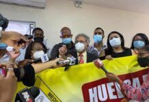 Médicos en huelga de hambre esperan no ser sacados por la fuerza de Salud Pública