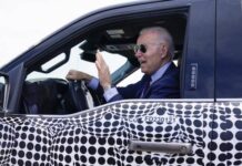 Biden regresa al volante en una camioneta eléctrica