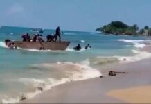 Boricuas ayudan a dominicanos que llegan en yola a huir de la policía
