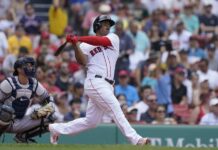 Devers jonronea y remolca cuatro para que Boston barra a los Yanquis