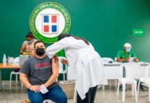 Continúa asistencia masiva a centros de vacunación