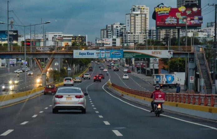 avenida-john-f-kennedy-durante-el-jueves-santo-2022