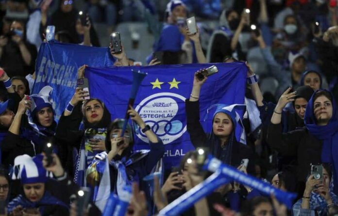 MUJERES-ASISTEN-A-PARTIDO-DE-FUTBOL