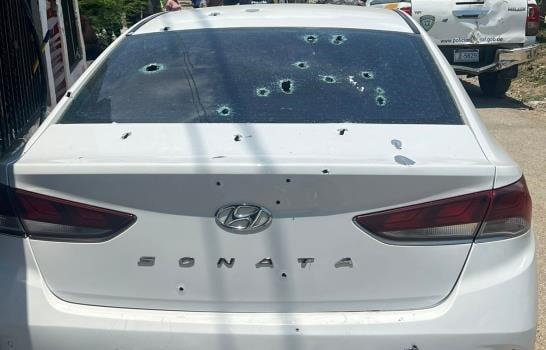 Impactos-de-balas-en-el-carro-que-se-transportaba-Elexis-Cruz-Mata