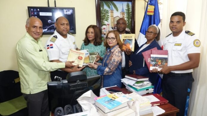 Recinto-UASD-Santiago-RD-dona-libros-a-Rafey-Hombres