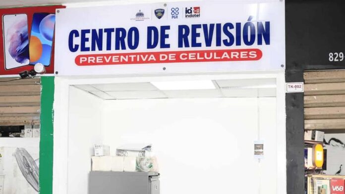 instalan-en-plaza-central-un-centro-de-revision-de-celulares-RD