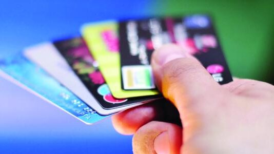 ¿Cómo usan la tarjeta de crédito las instituciones públicas?