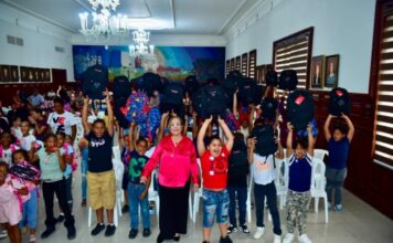 Gobernadora Rosa Santos entrega útiles escolares