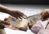 El dólar continúa su depreciación frente al peso y cotiza por debajo de los RD$60
